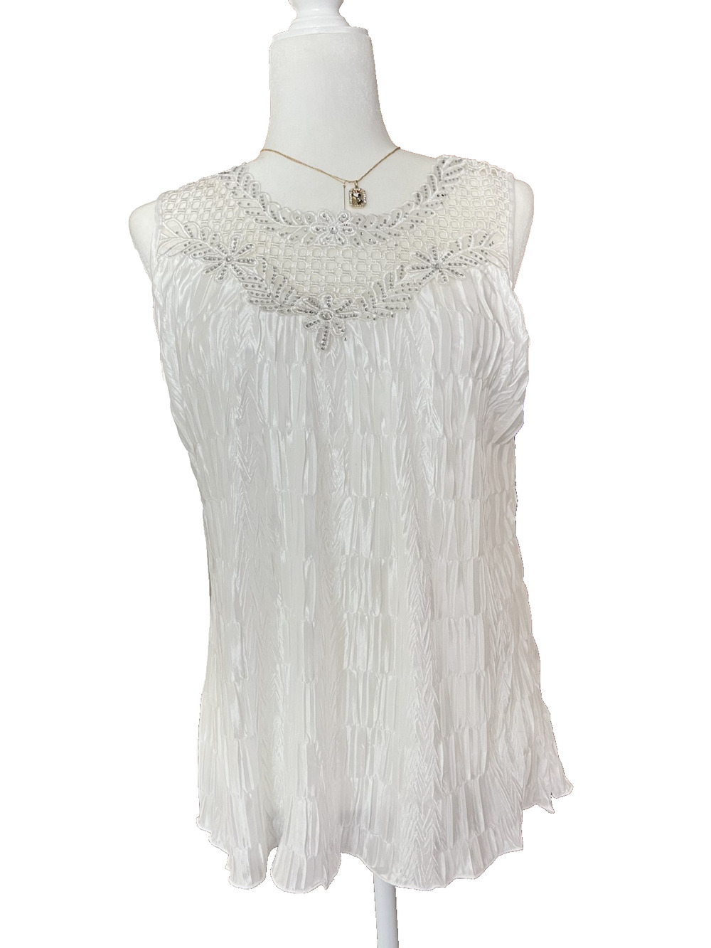 Women's John Fashion Size XXL New With Tags Lined White Blouse Sleeveless Gems